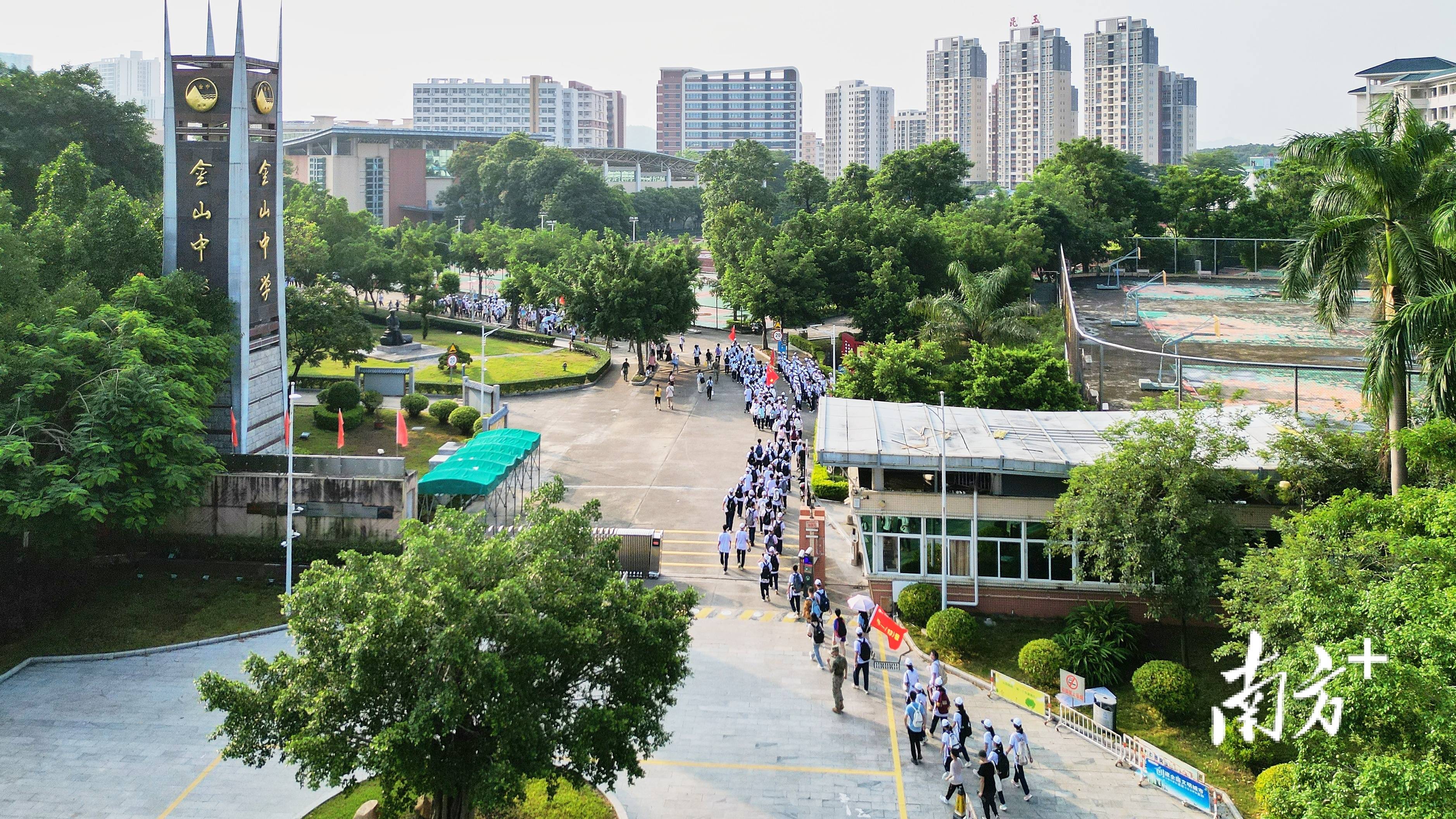 打开军训"新方式",潮州金中首次开展新生校外拉练活动