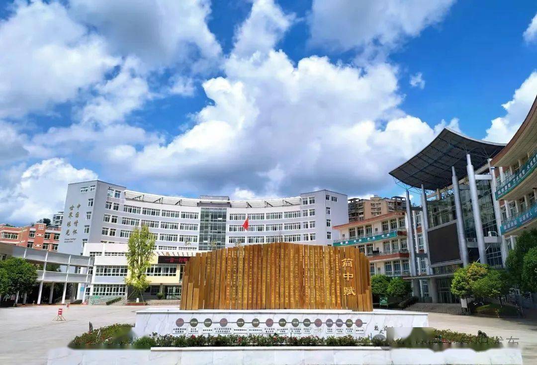 在简阳中学河东校区教室内,准高二,高三同学们已全情投入到新一轮学习