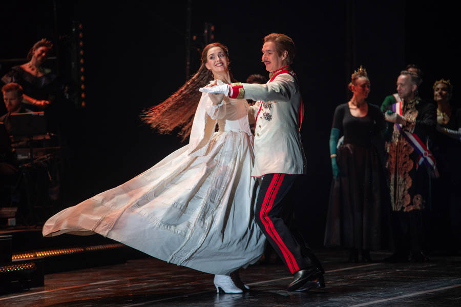 32年演出9000场,这部音乐剧唱出茜茜公主的传奇人生