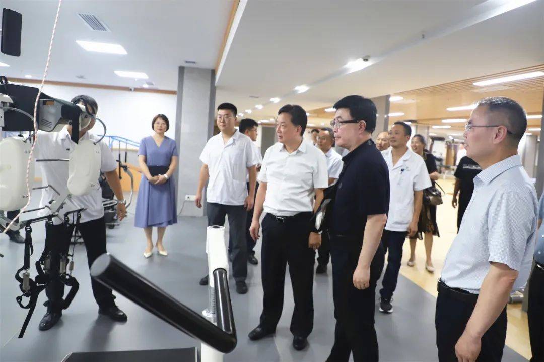 我院党委书记王作军,医院党委副书记,院长李伟等陪同调研