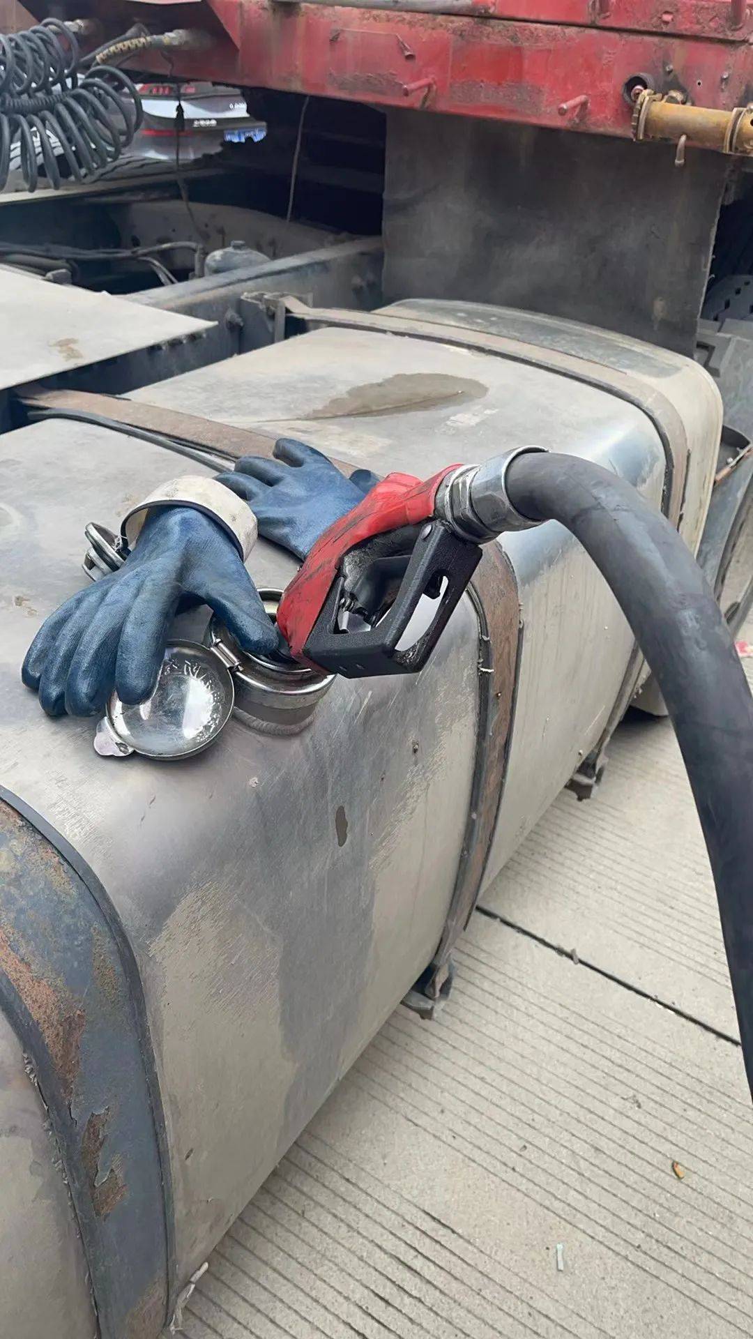 改装加油车路边给卡车加油,被巡逻民警逮个正着!