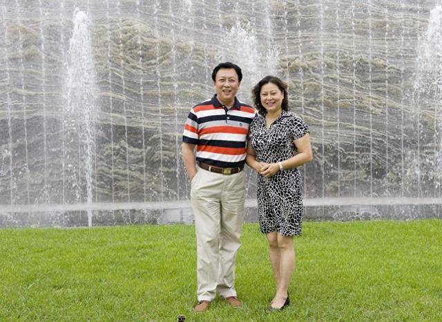 72岁唐国强携娇妻出游,打扮时髦似情侣,结婚20年仍如初恋般恩爱