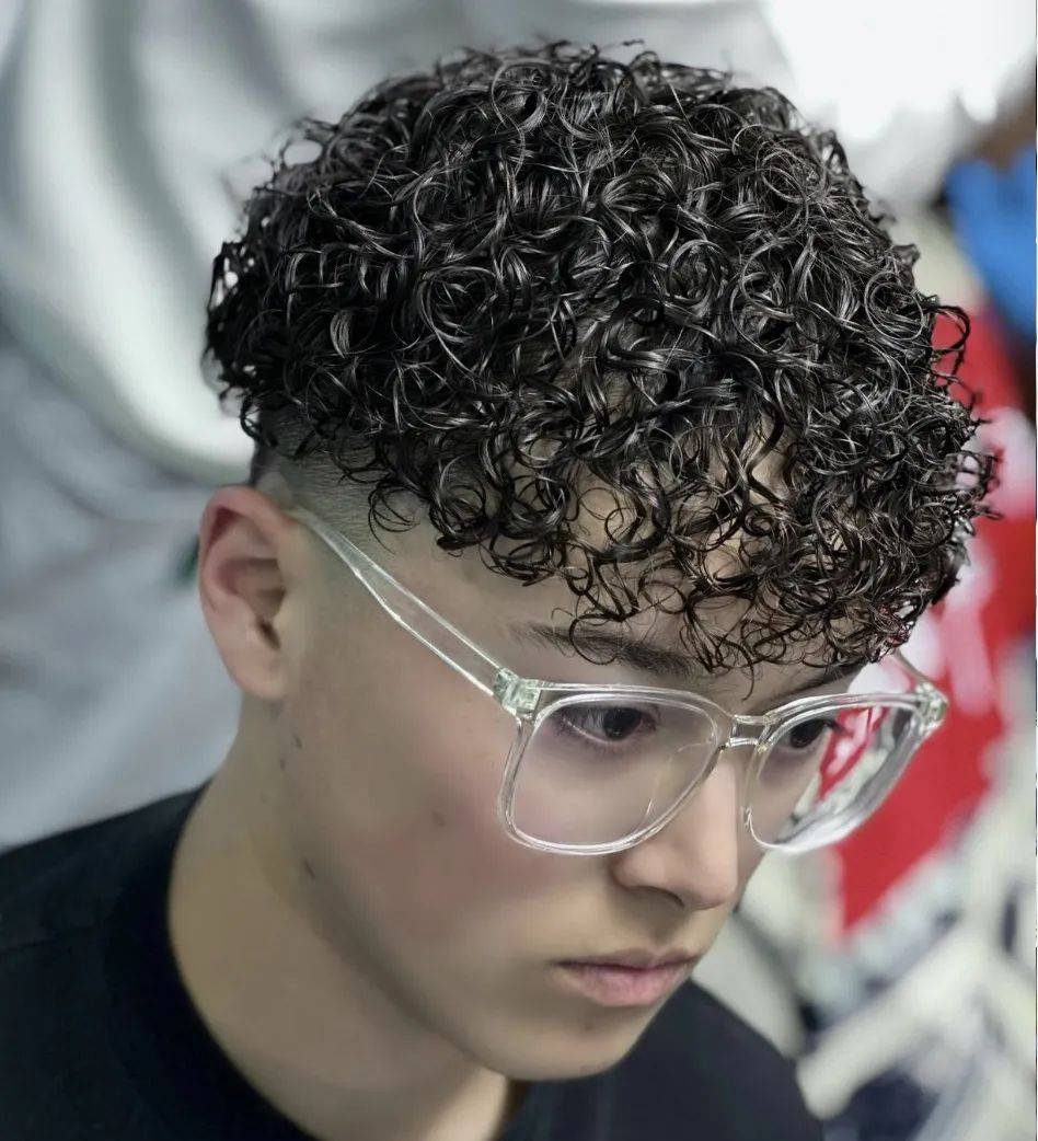 超好看的男士羊毛卷发型,洋气十足,非常时尚