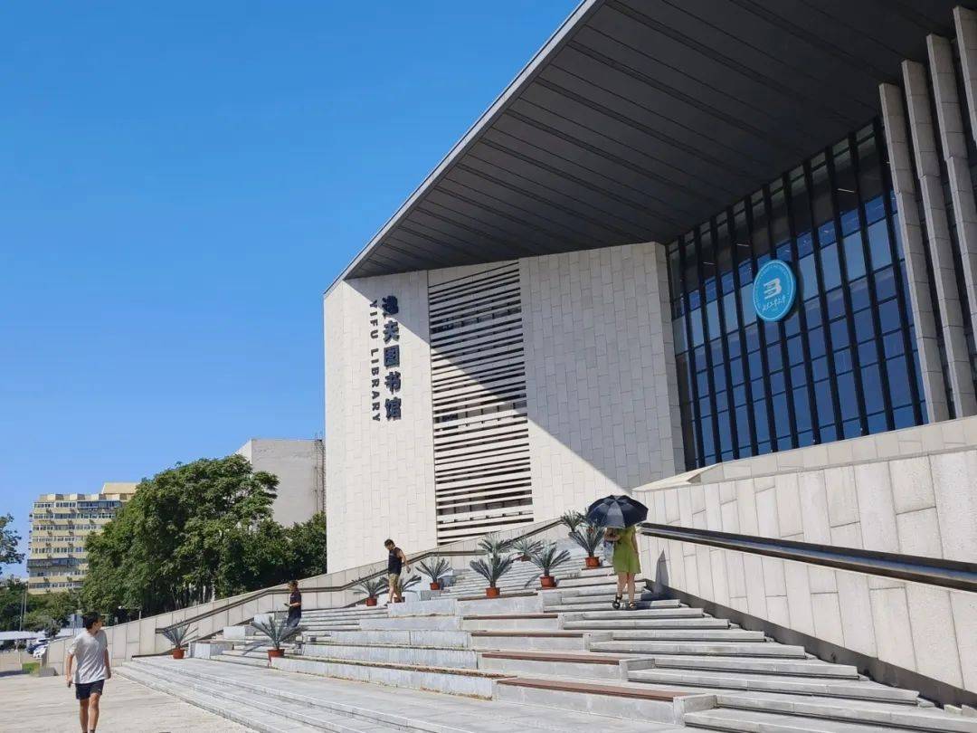 积淀,而行路远知而善学专心致志,学海无涯bjuters精彩的校园生活吧!