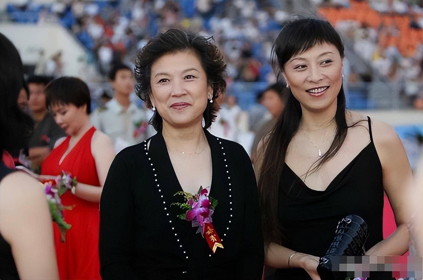 当65岁倪萍和62岁岳红同框,医美脸对比下,才知自然老去有多美