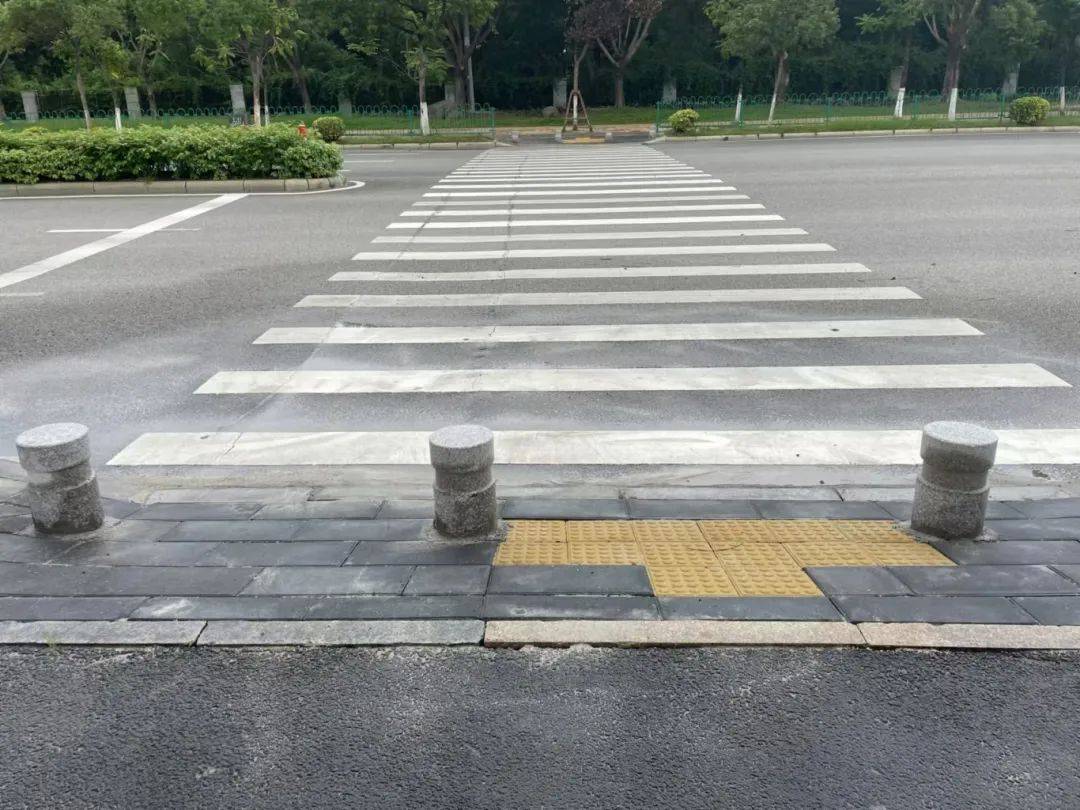缘石坡道微改造,让市民出行无"碍"_人行道_障碍_公路