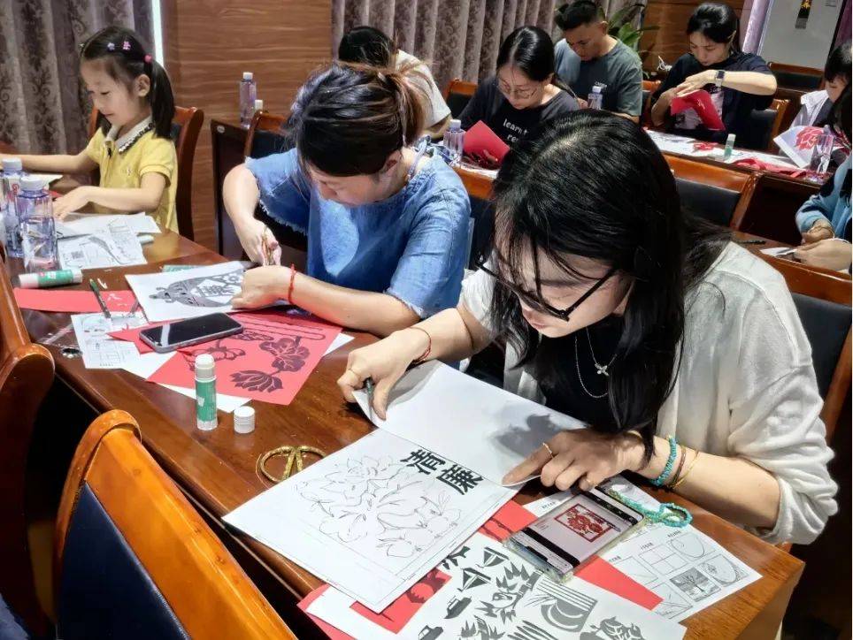“上海剪纸”课堂开进职工“楼门口”,他们一“剪”倾心_活动_文化_石勤玲