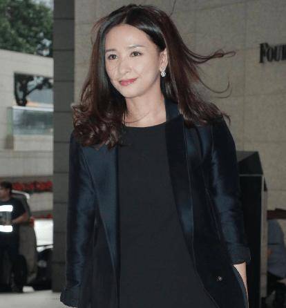 与张国荣传绯闻,与刘德华幽会?57岁的港姐吴婉芳,如今怎样了?