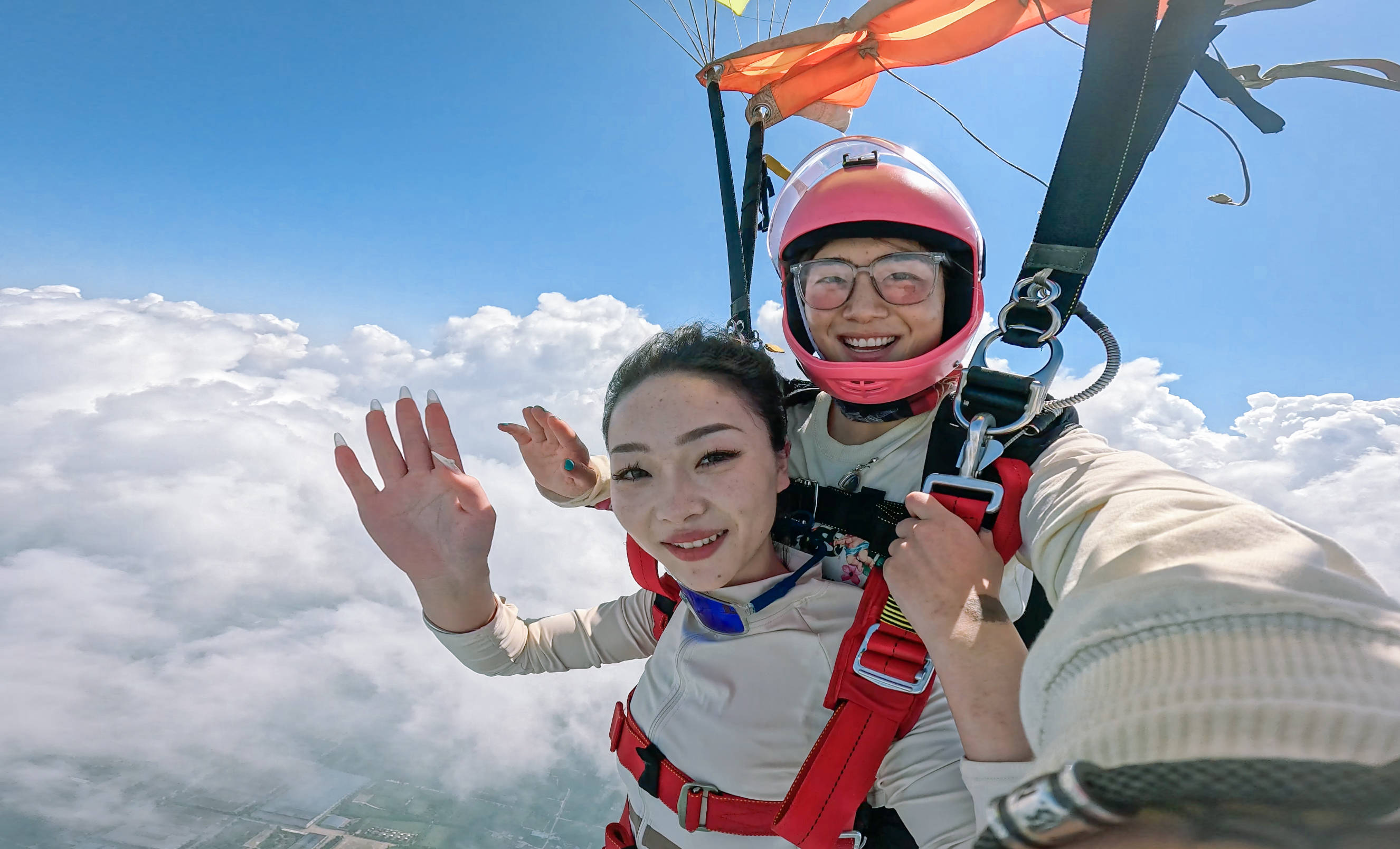 老外高空跳伞占便宜图片