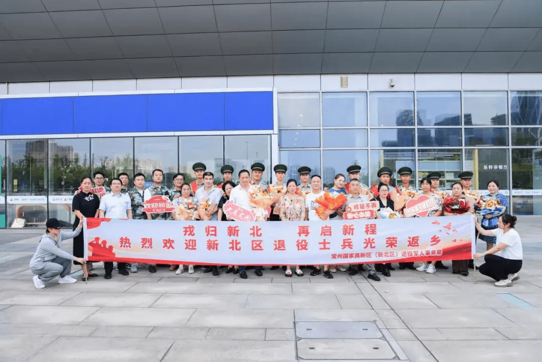人员早早布置好了印有"欢迎退役军人光荣返乡"标语的展牌,拉好横幅