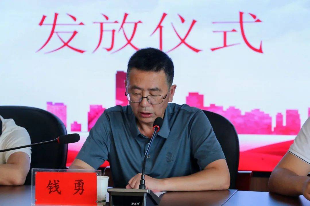 发放仪式上,高乐山镇新城民族小学副校长甘明龙宣读《来自希