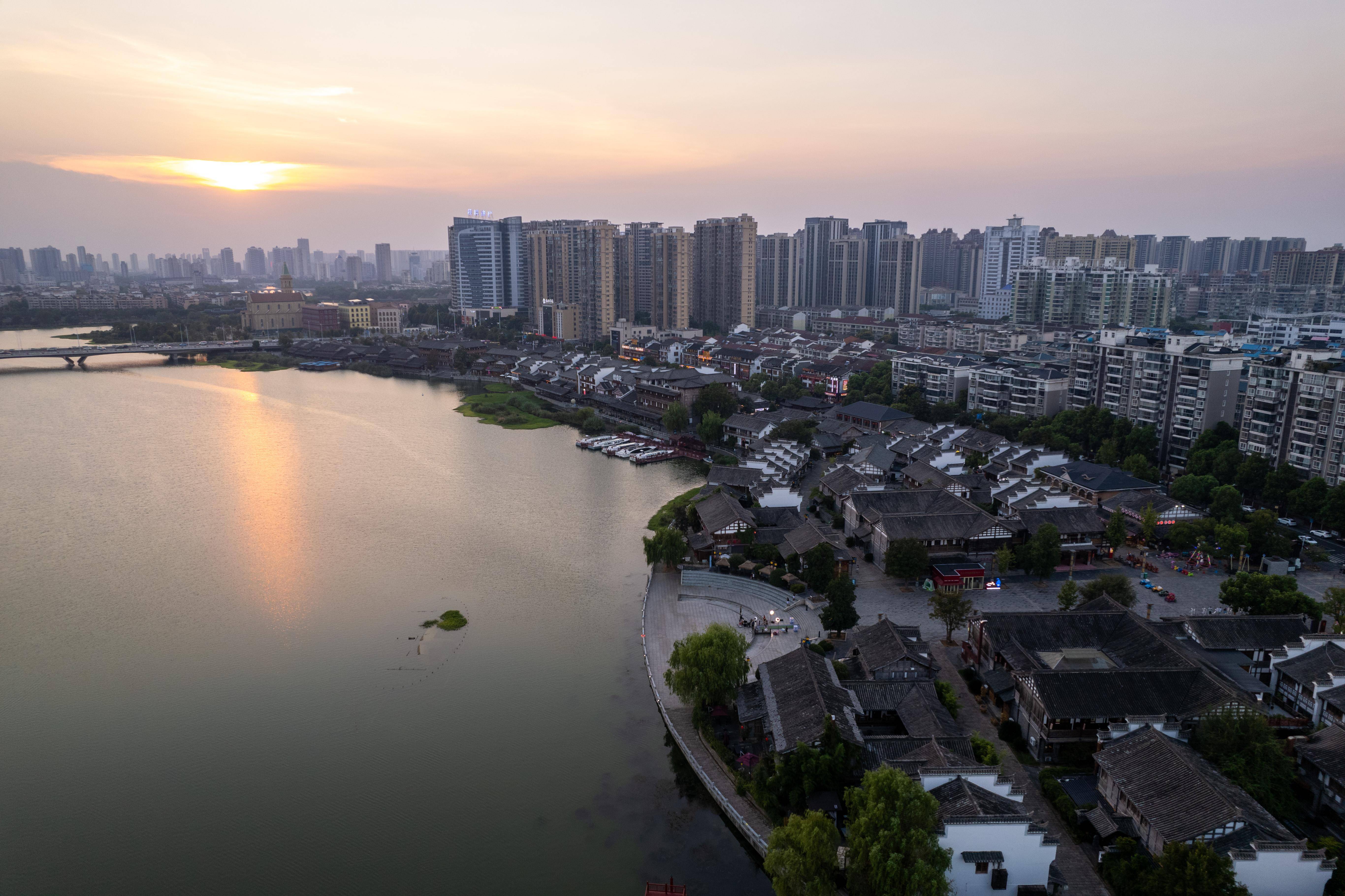 新华社记者 陈思汗 摄9月3日,在常德河街,国家级非遗项目常德丝弦的