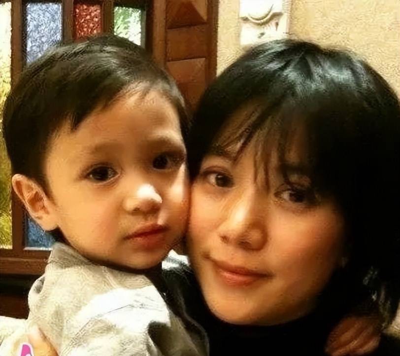 袁咏仪晒好友为其庆生照,老公儿子现身,17岁张慕童比爸爸高很多