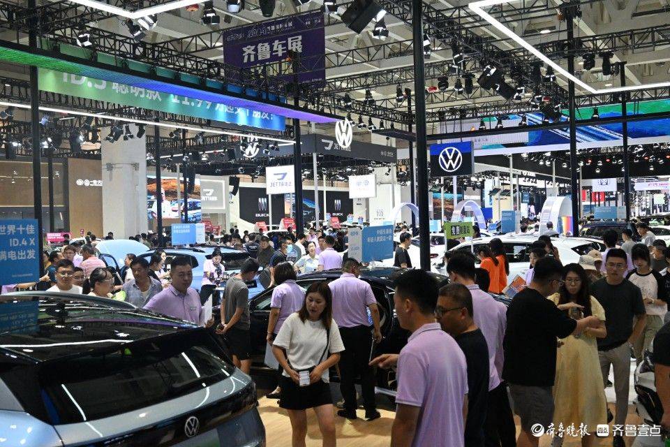 探班齐鲁国际车展:传统车型经济耐用深得中老年用户喜爱_搜狐汽车_搜狐网
