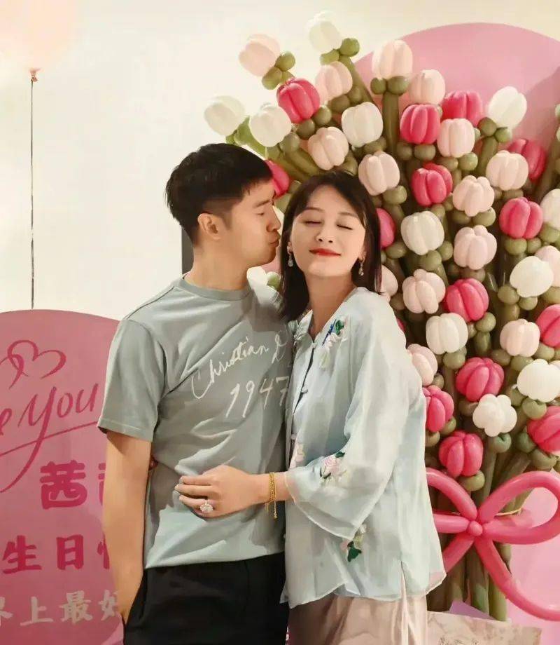 田亮晒照为老婆庆生,夫妇相拥秀恩爱好甜蜜,40岁叶一茜超显年轻