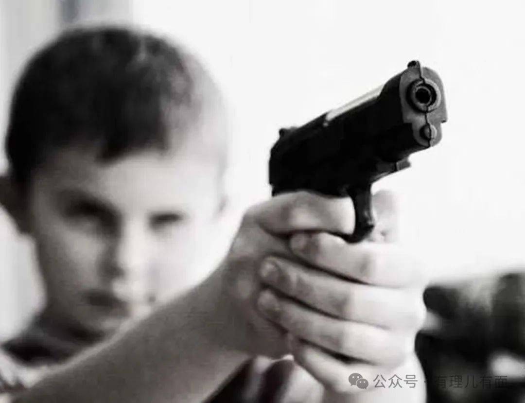 是什么让这个少年举起了枪?