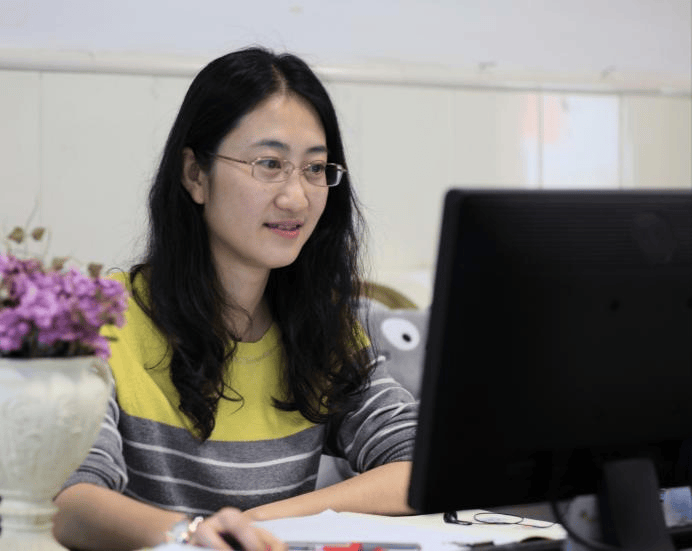 中优秀教师。教育箴言：最大限度地激发学生的潜力和创造力。姓名：廖慧学科：生物学从教时间：21年所获荣