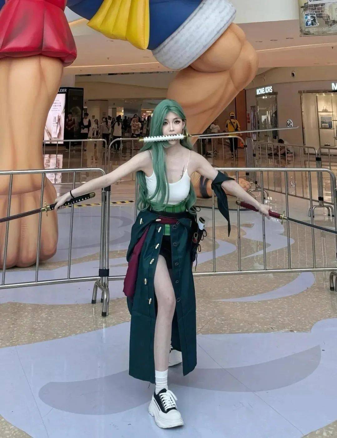 海贼王女索隆cos,性感小蛮腰和还原度真的太绝了