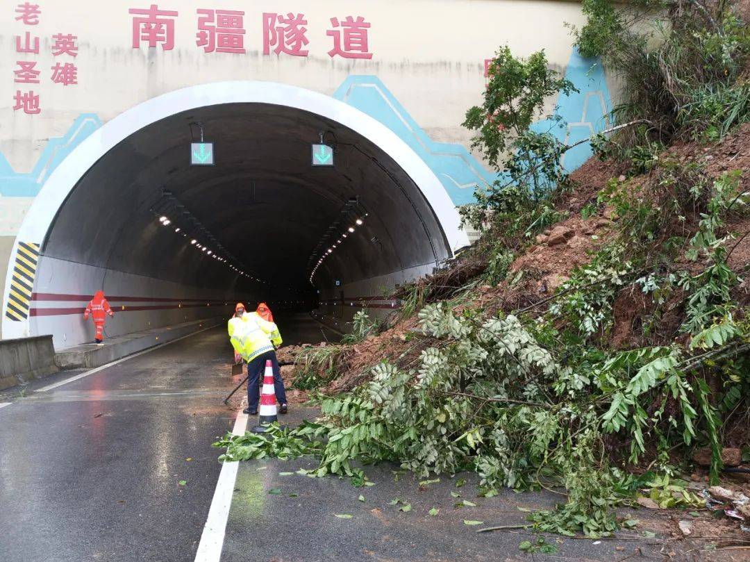 山区道路行车风险大图片