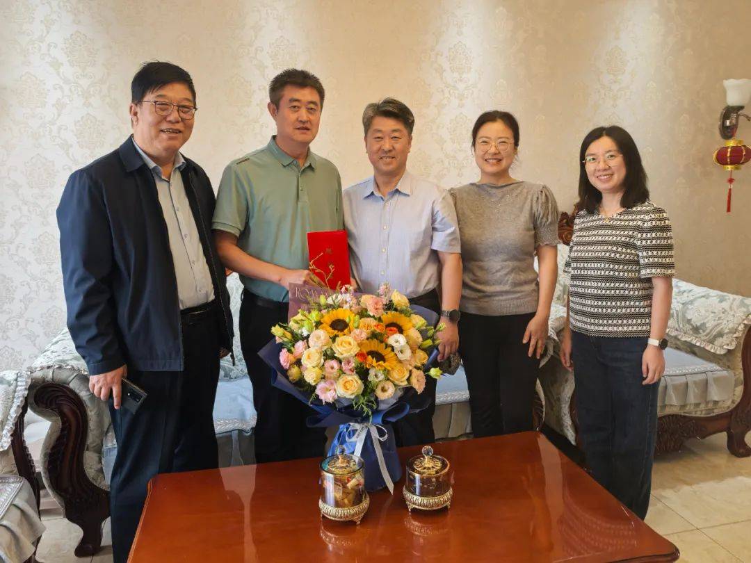 市教育局领导班子成员走访慰问教师代表