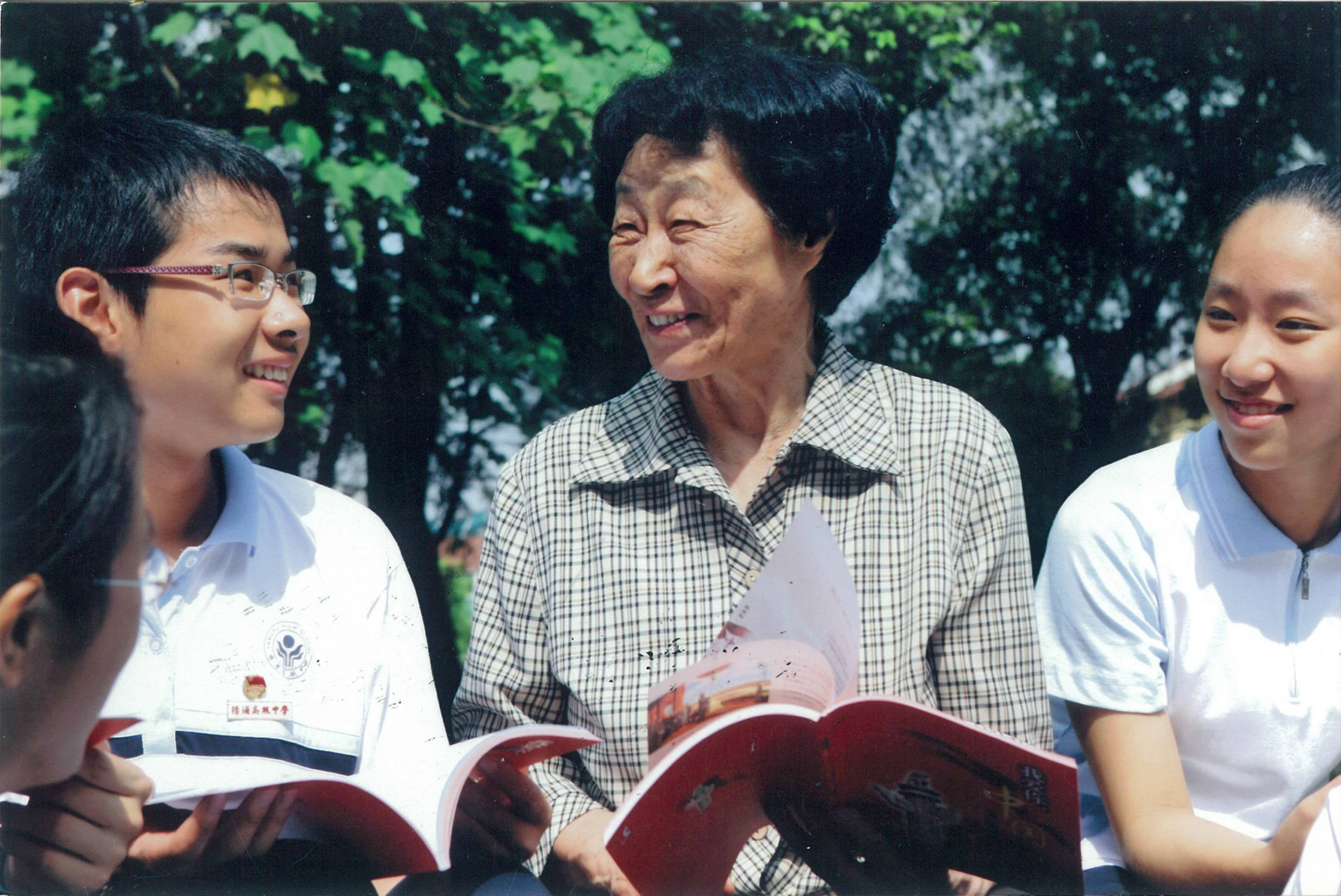 致敬教育家 | 于漪:教育是以生命唤醒生命,以生命塑造生命