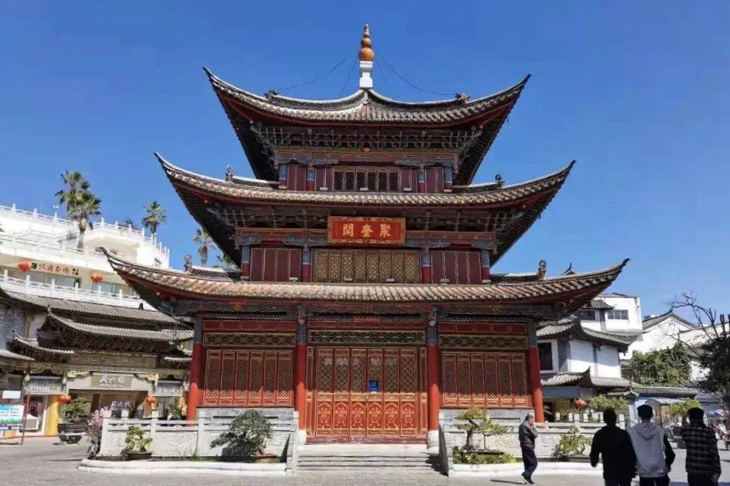 聚奎阁位于通海县城中央,东,南,西,北四条街交汇处,阁为攒尖顶式四方