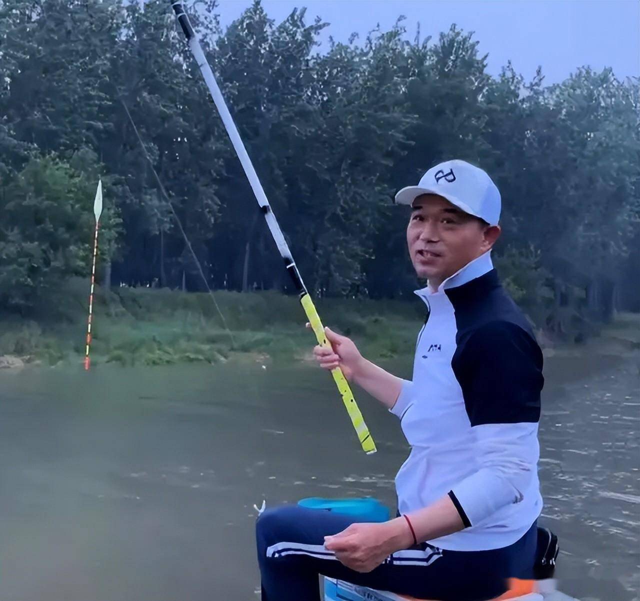 "钓王邓刚"跌倒,"吃瓜网友"吃饱!钓鱼圈有点乱套了