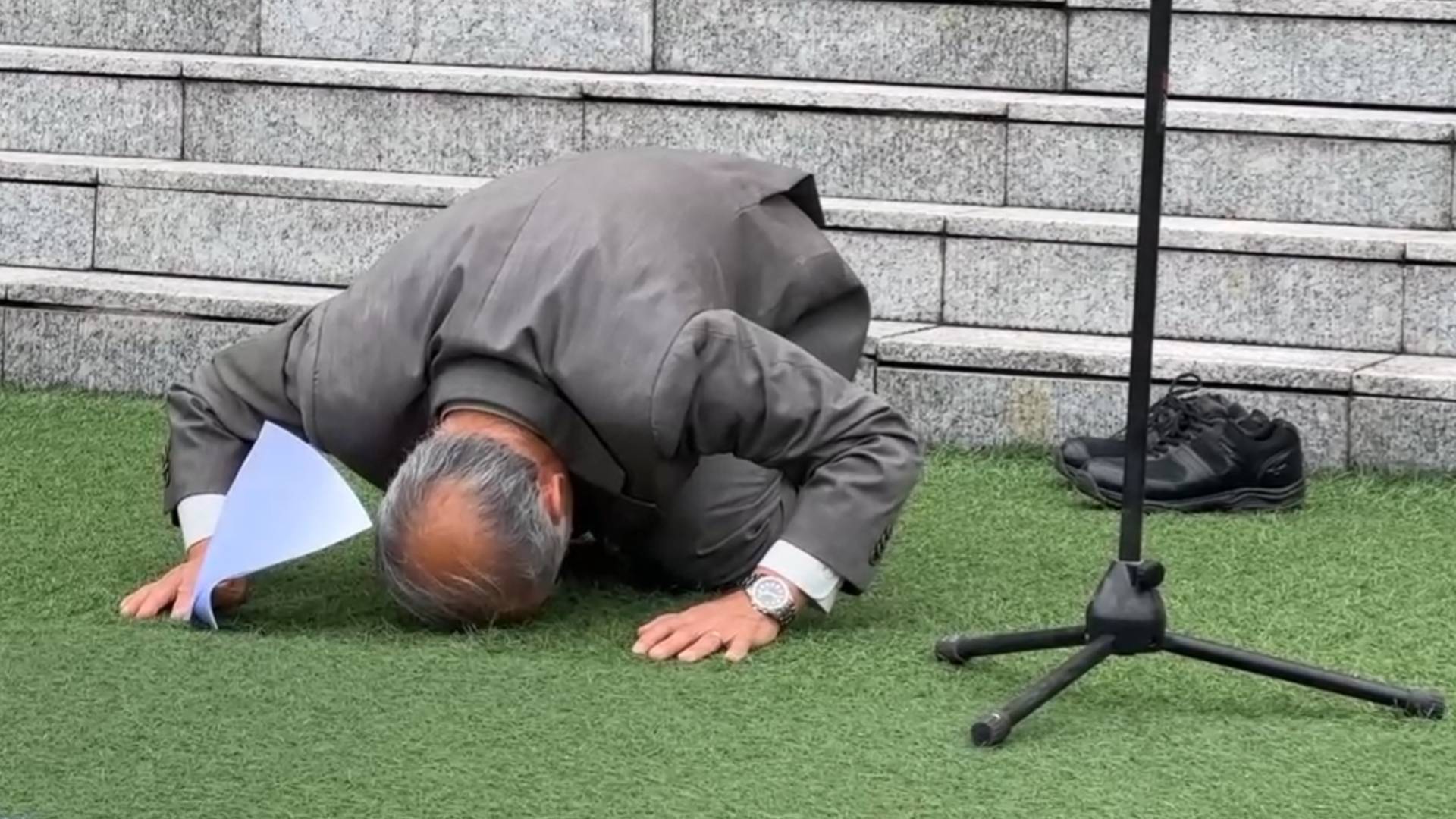 "我深深谢罪!"76岁侵华日军后裔赤脚跪地,向中国人民谢罪!