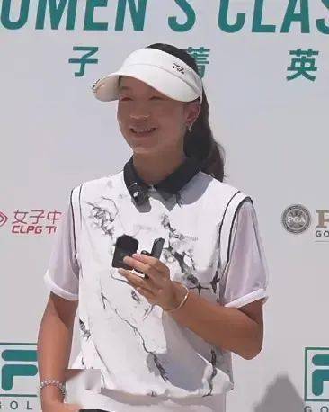 刘奕君女儿亮相高尔夫职业赛,13岁刘悦淇亭亭玉立,模样很像爸爸