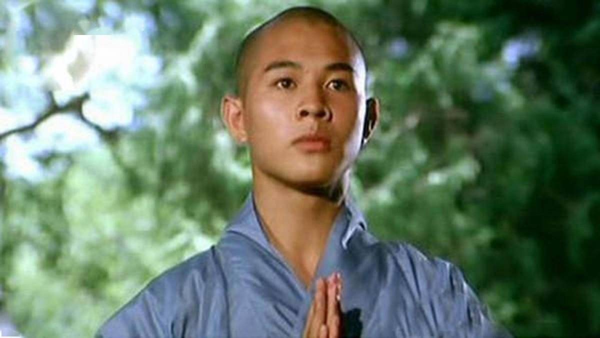 同样是李连杰的基因,把黄秋燕和利智女儿一对比,真是同爹不同命