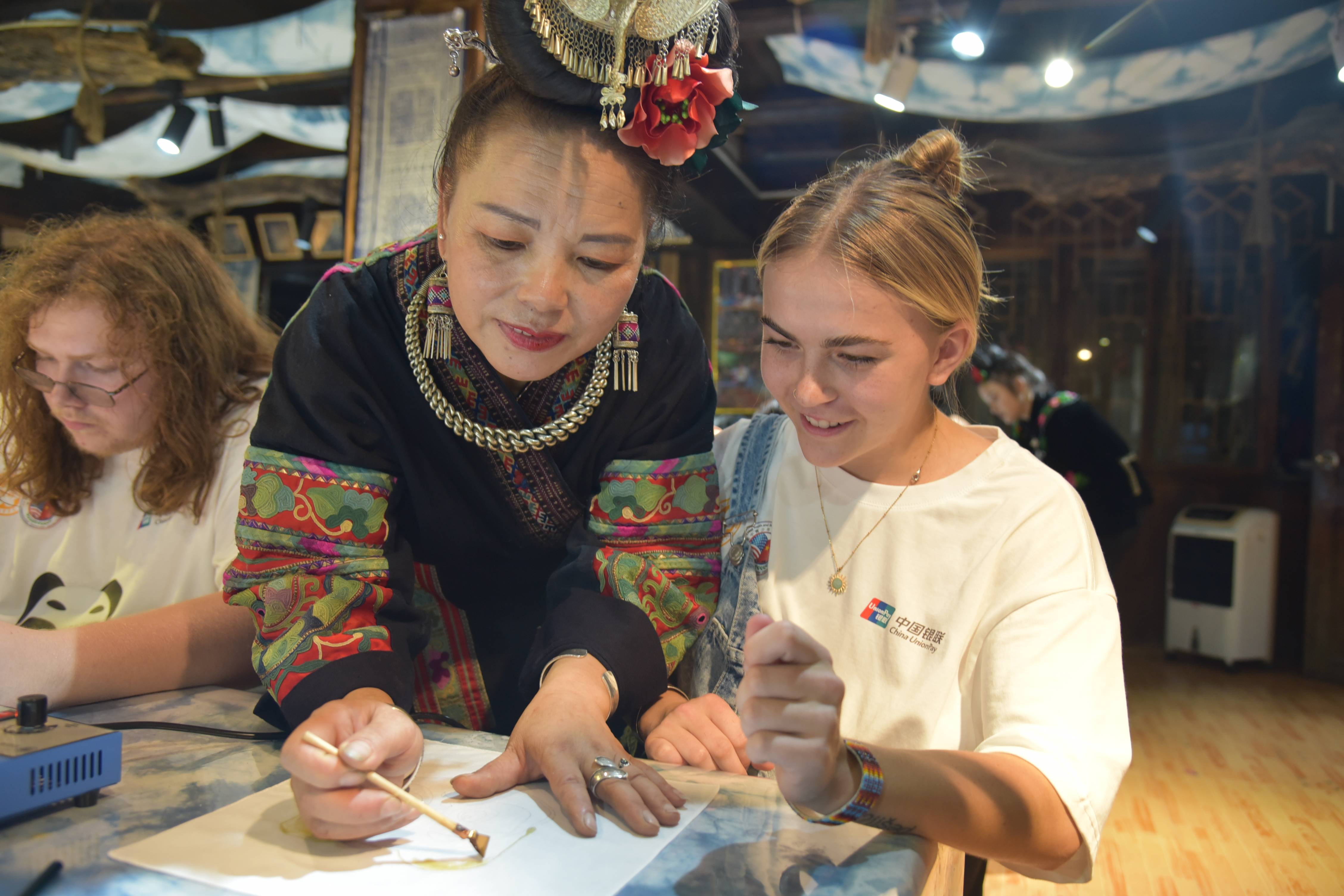 同上一堂"非遗课" 中美青少年在贵州体验非遗文化_蜡染_美国_技艺