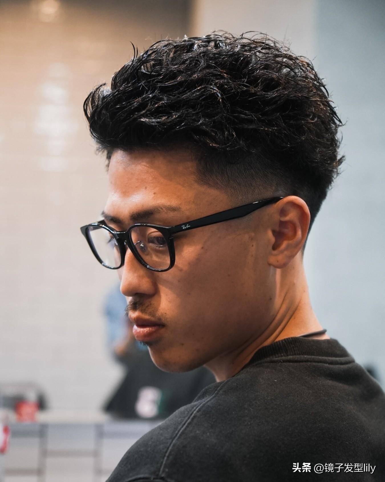 时尚男士发型两侧铲短头顶烫烫魅力尽显