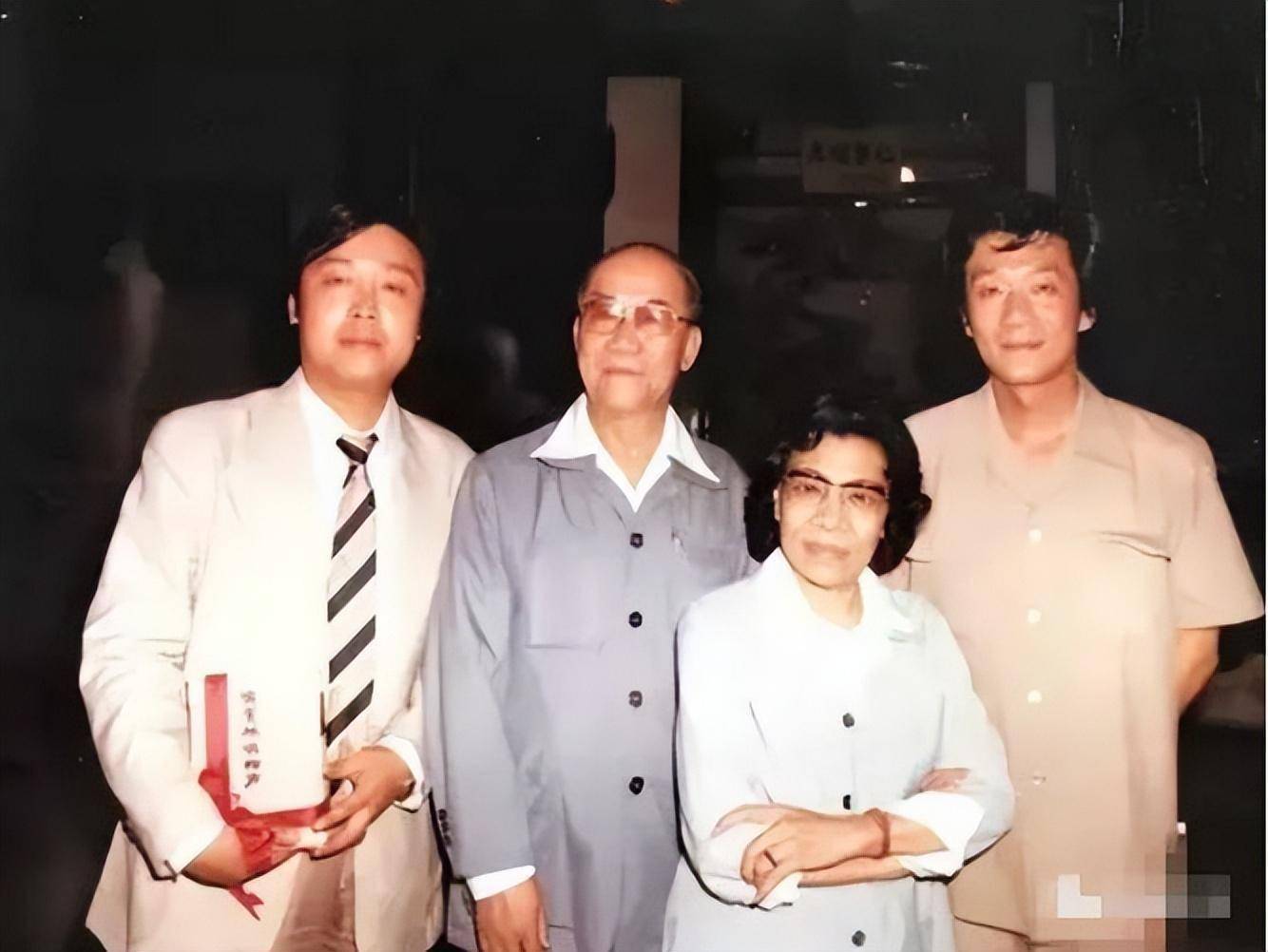 郭德纲篡改相声历史,侯耀文的成就照删不误,绝妙讽刺_石富宽_中国