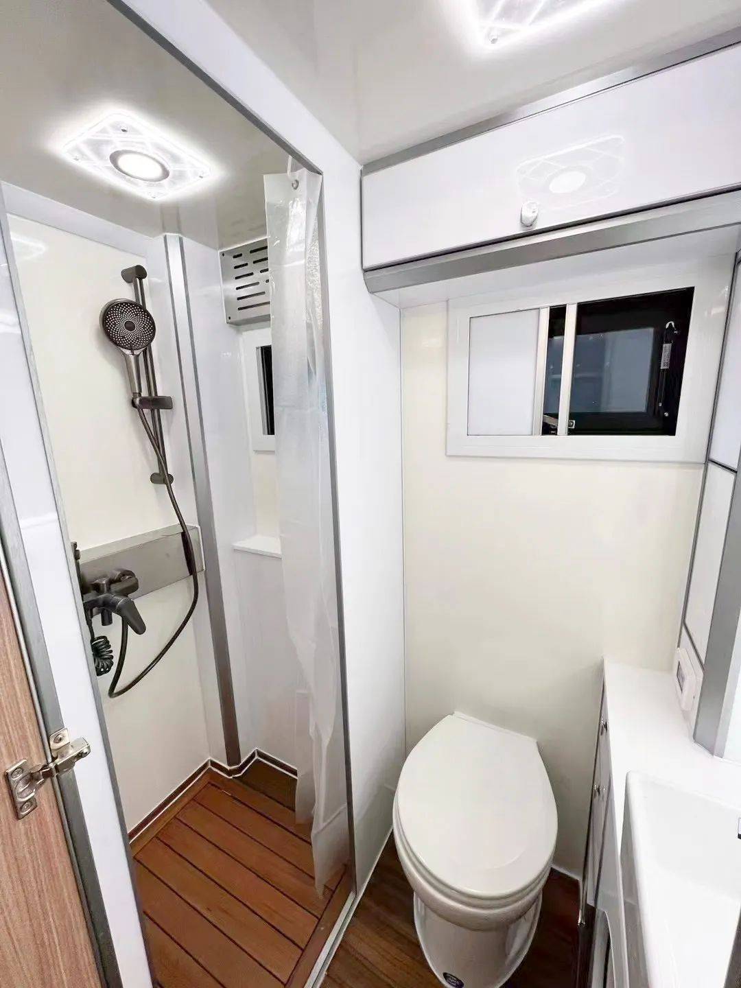 卫生间为北极小屋定制版,防水效果更佳,内部采用了干湿分离设计,两区