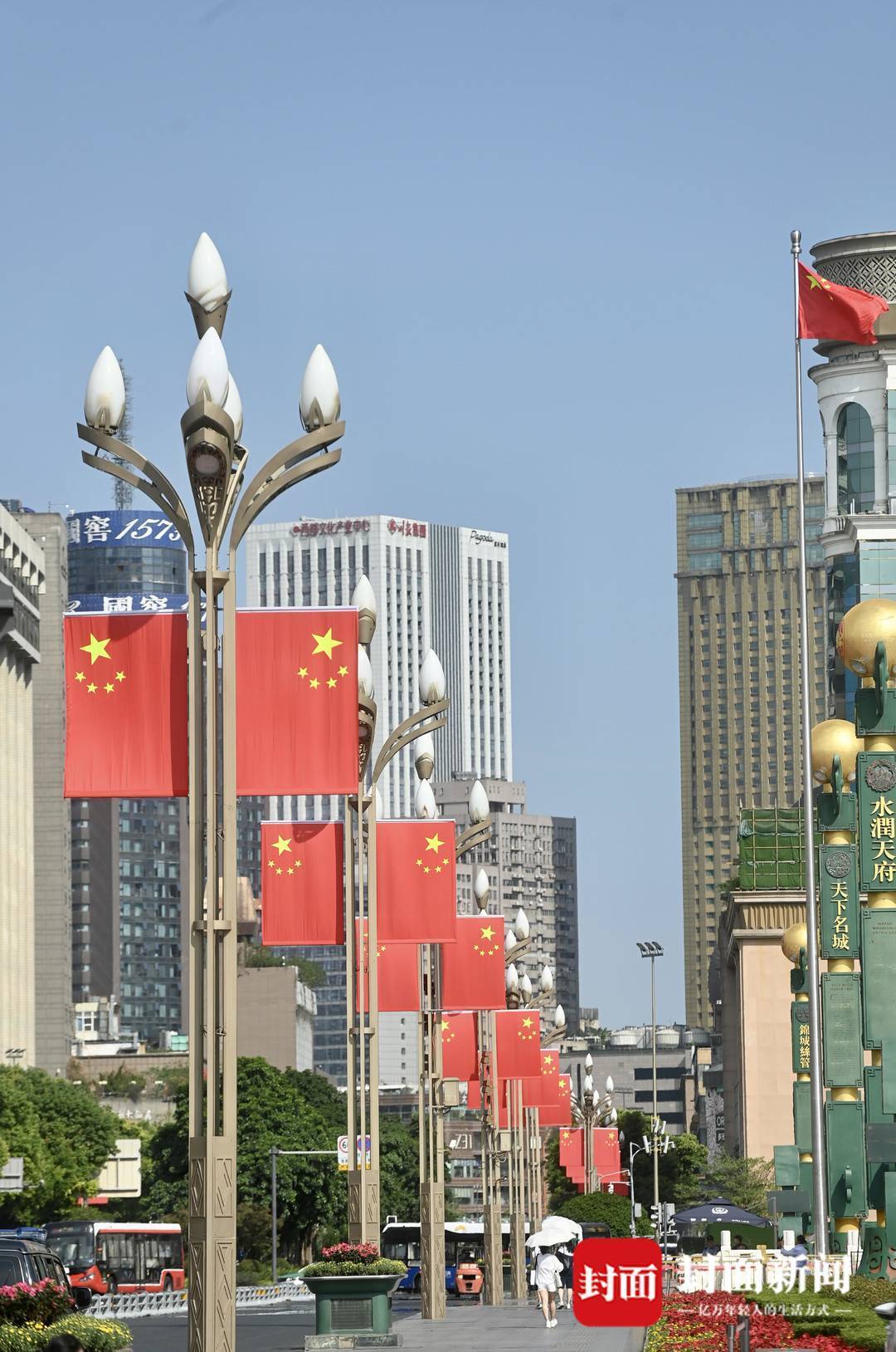 成都街头挂国旗迎国庆