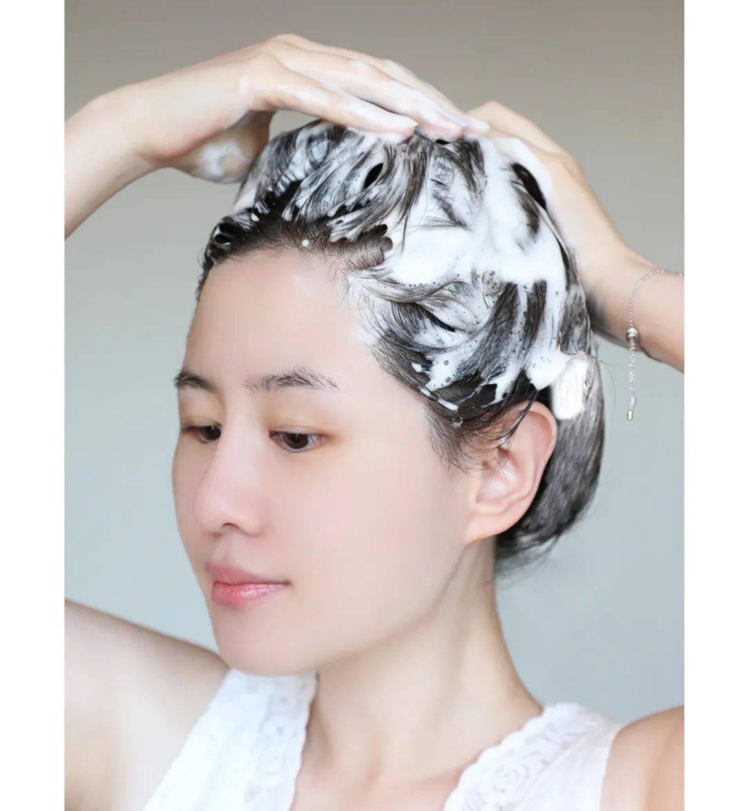 这个系列的洗发水挤出来是偏黄色的液体流动性