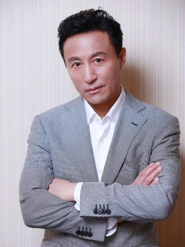 1999年,他凭借《西贡小姐》获得美国福克斯演员奖最佳男演员奖