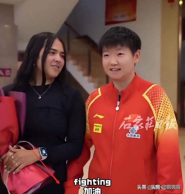 孙颖莎迪亚兹碰面,手上小动作不断,视频看10遍才发现她干了啥