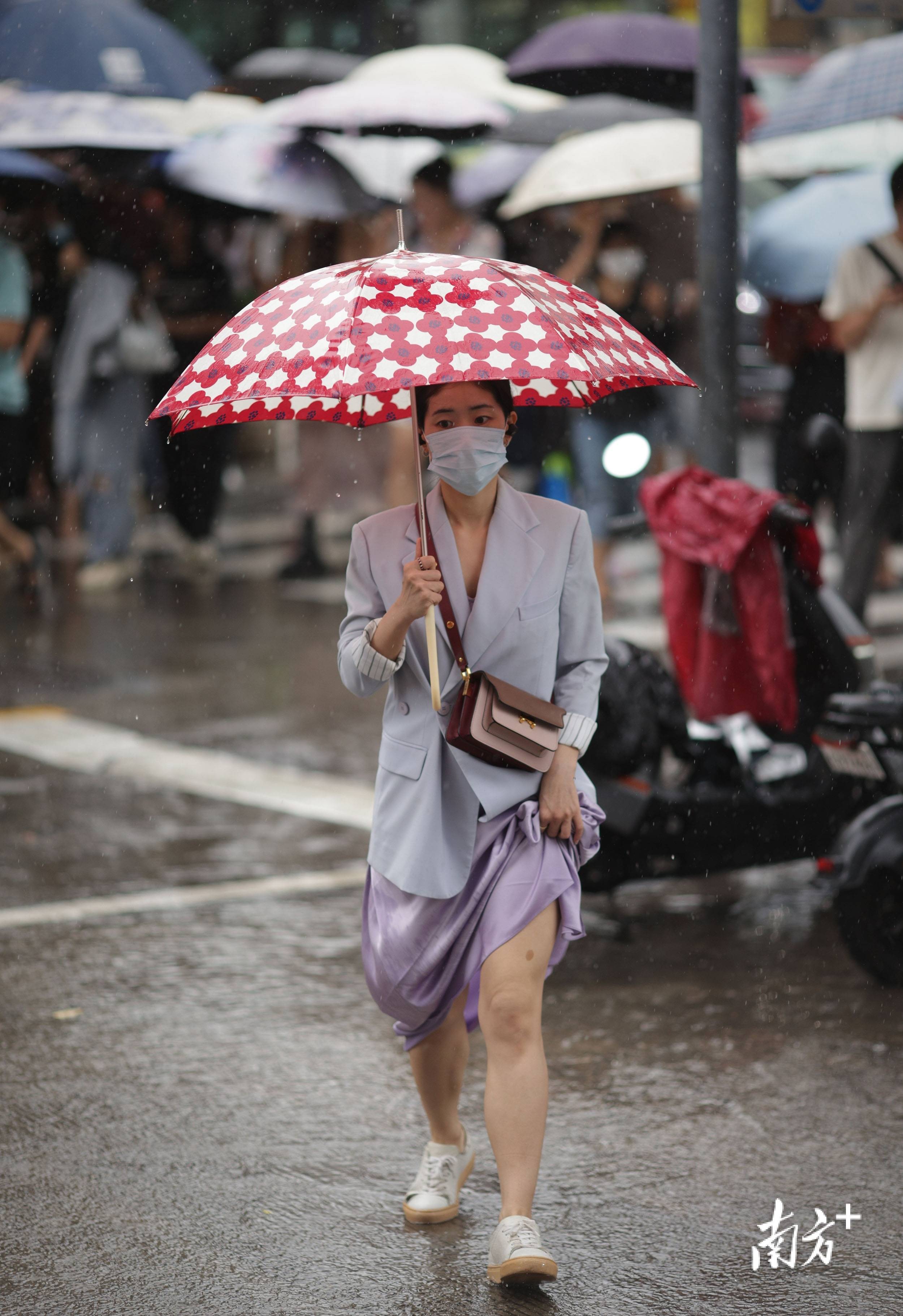 你淋湿了没有?广州这场上班雨,不止有点冷还有点大