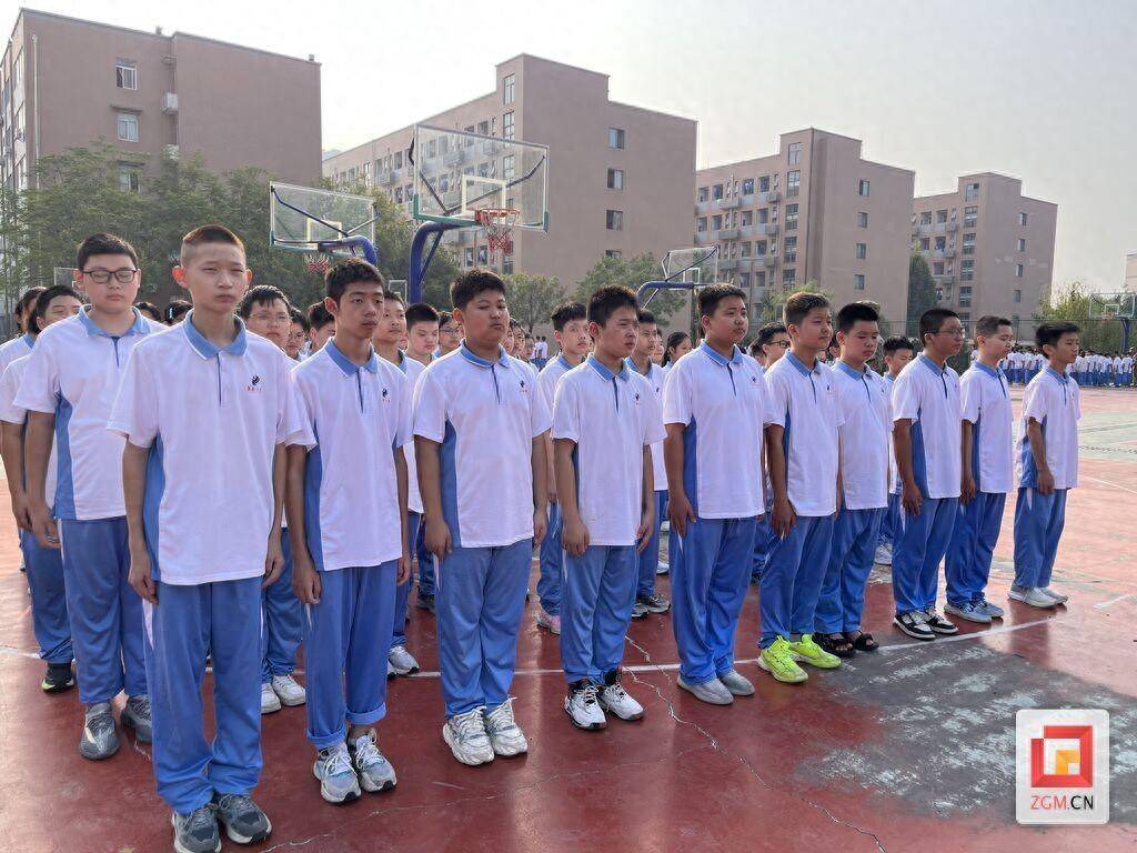 荣县一中1824名新生参加军训和国防教育