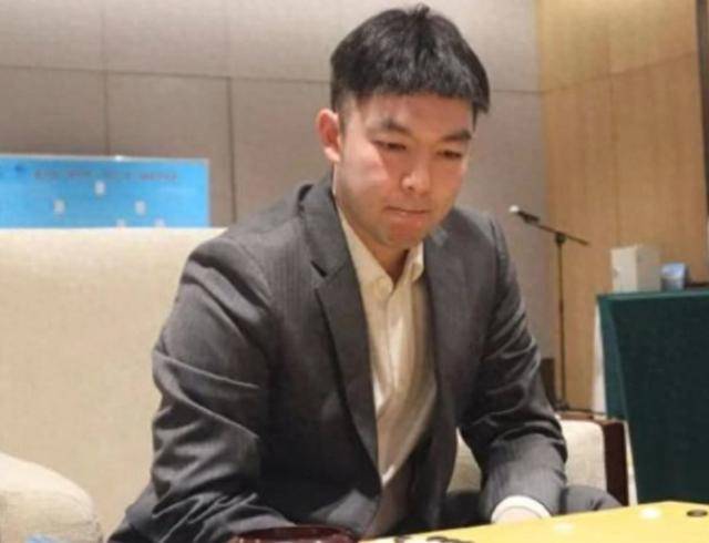 赛如约展开了半决赛的激战,中国名将李轩豪九段与连笑就断狭路相逢!