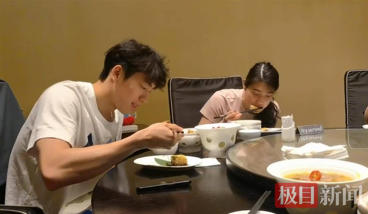 孙家军推荐湖北特色菜 张雨菲吃她“想念”的热干面