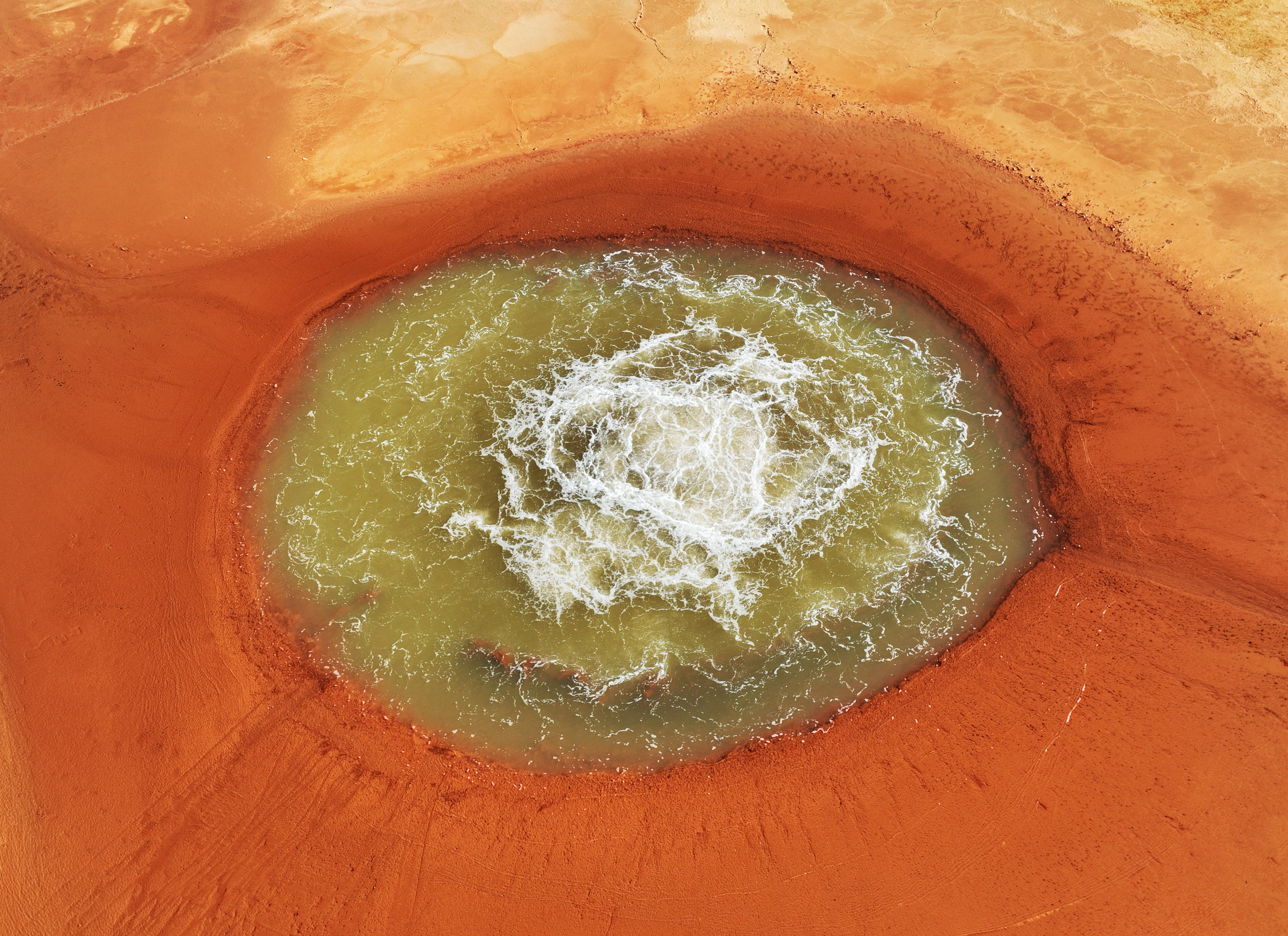 青海茫崖:"大地之眼"艾肯泉