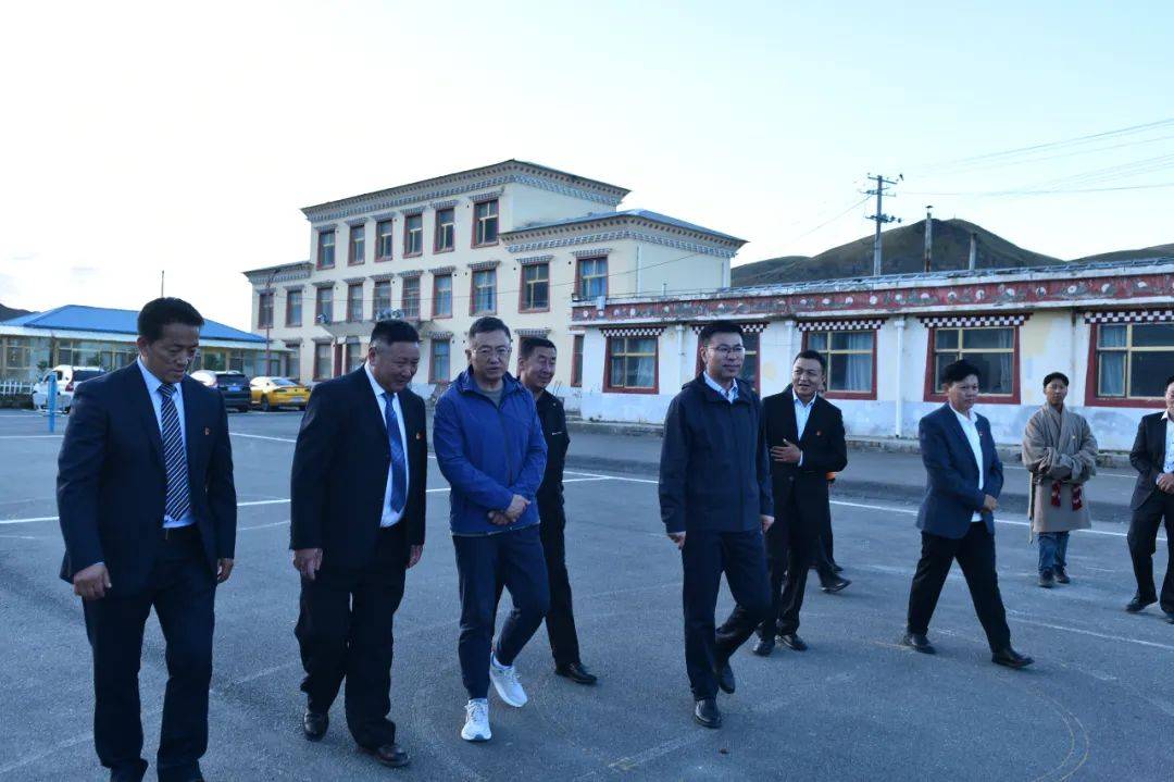 州委书记宁海鹰在班玛县调研