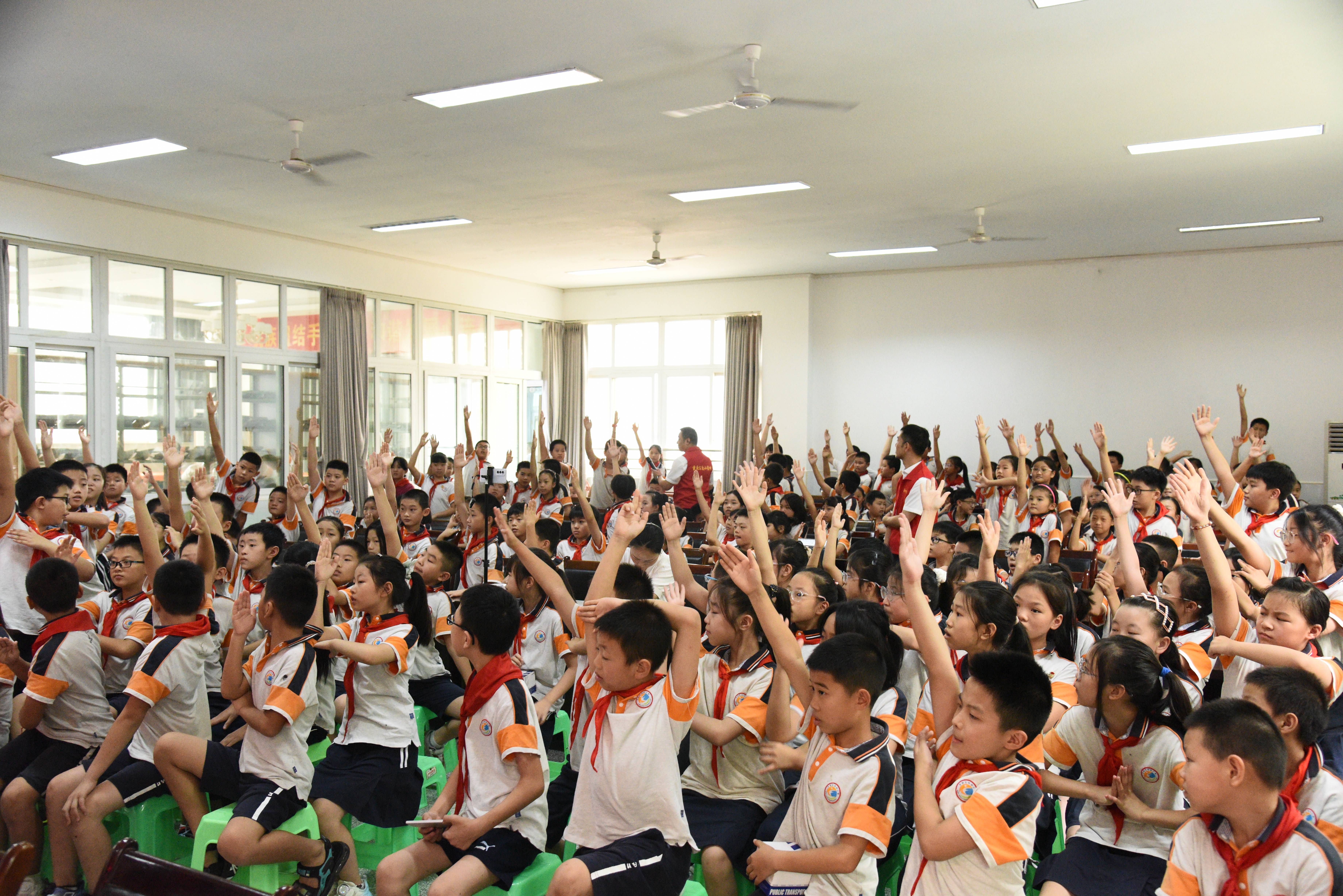 "重庆公交小蜜蜂"进校园 安全环保课堂上欢笑连连