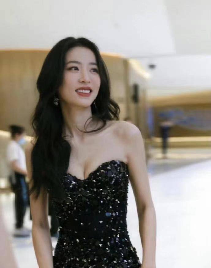 《半熟男女》：同样穿露肩性感礼服，田曦薇与周雨彤却是不同味道-半熟意思是什么