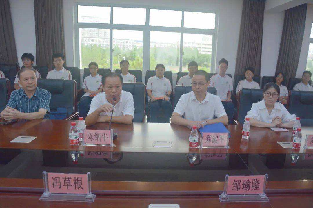 高安组织爱心企业开展助学亲情对接仪式!