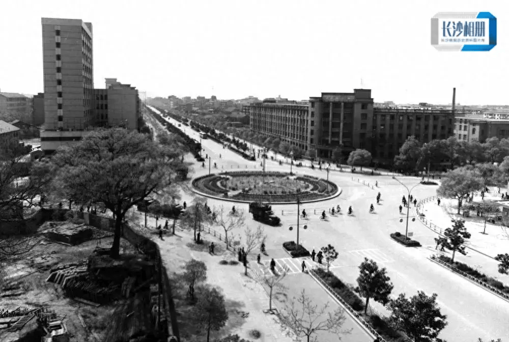 1978年,长沙晚报记者的一张老照片定格了当时五一东路袁家岭的概貌,现