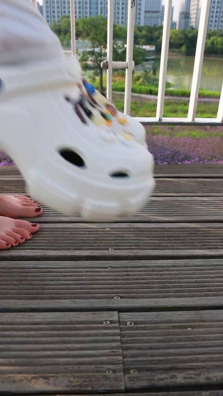 穿着洞洞鞋来看花海也是不错的选择哦~抖音618好物节 洞洞鞋 软底软面