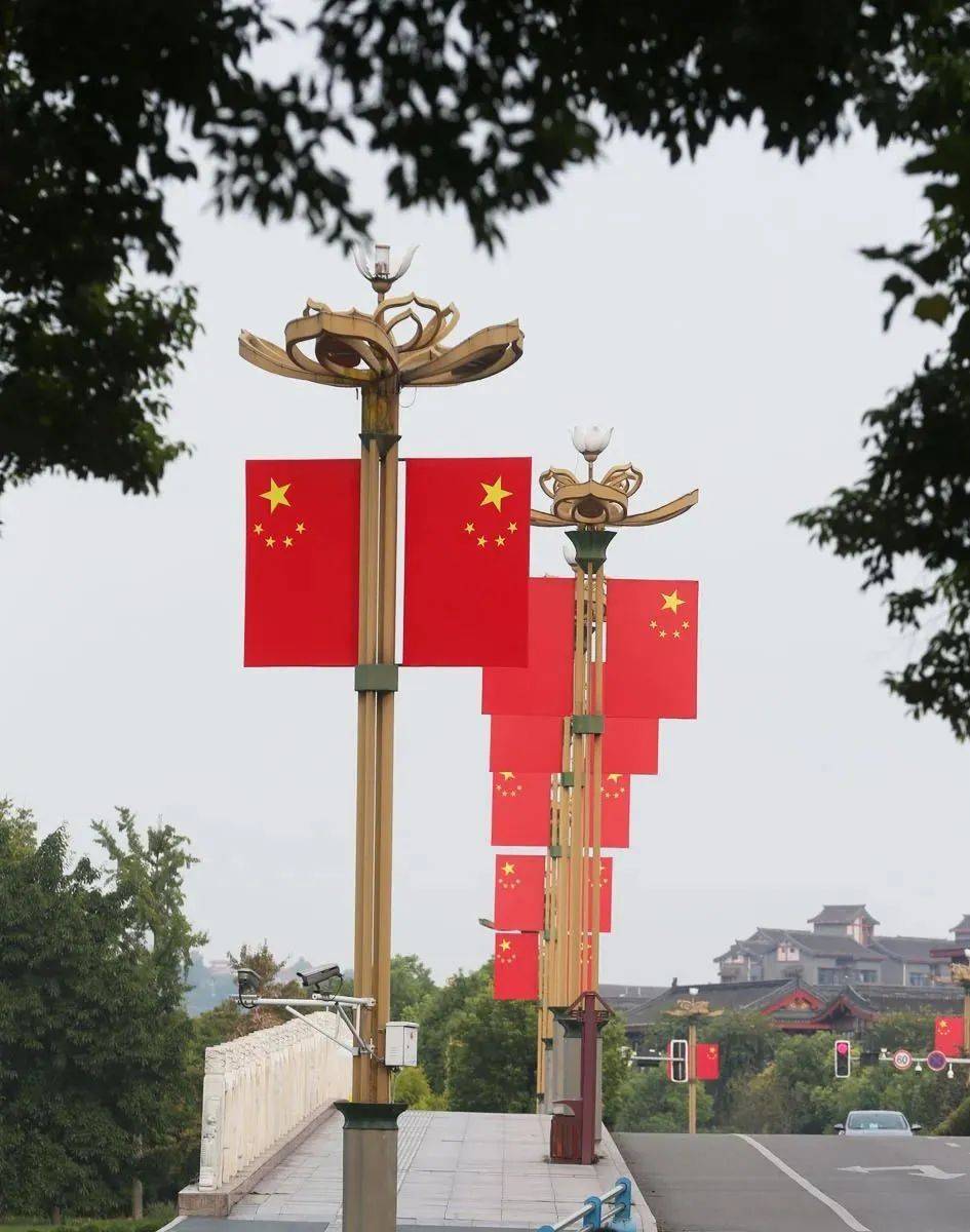 咔嚓~眉山挂满"中国红",喜迎国庆氛围浓→_五星红旗_国旗_城区